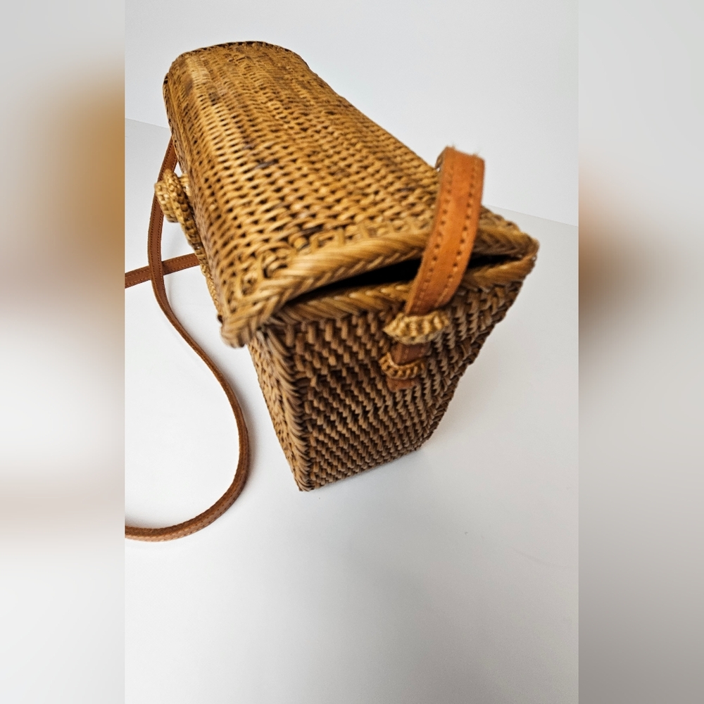 Elegant Woven Brown Crossbody Bag - Picture 3 of 9